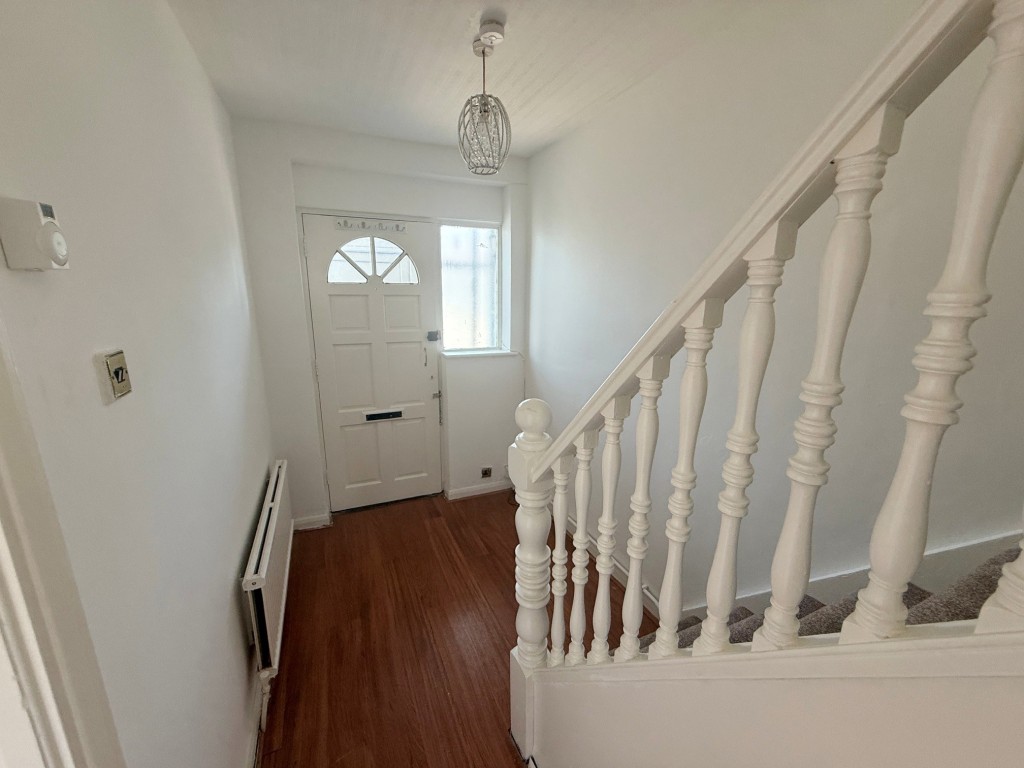 Lot: 209 - HOUSE FOR IMPROVEMENT - Hallway